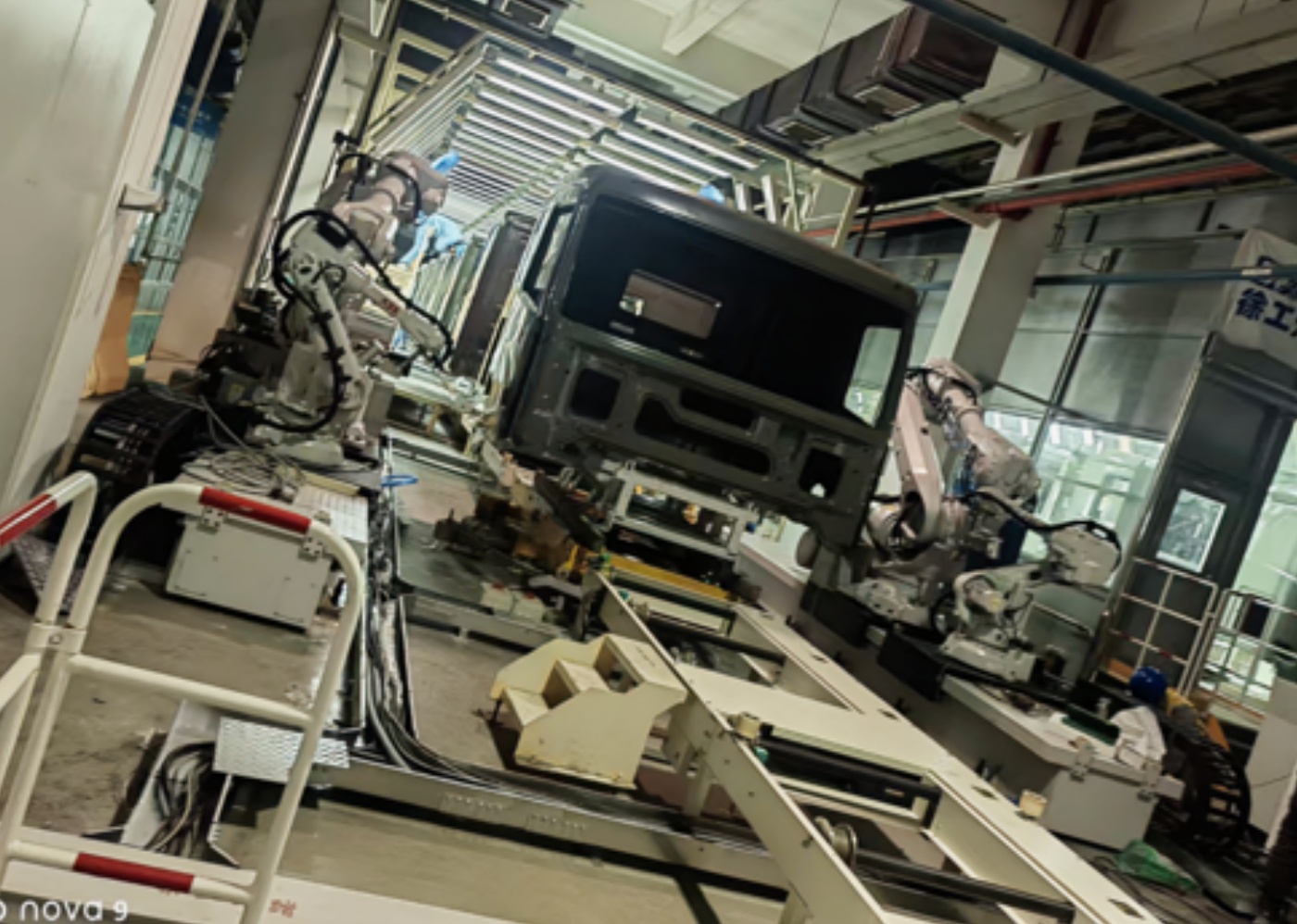 驾驶室自动化打胶